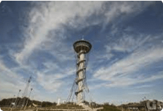 Wieża widokowa znajdująca się w kompleksie Kaszubskie Oko to jedna z najbardziej popularnych atrakcji w Gniewinie.